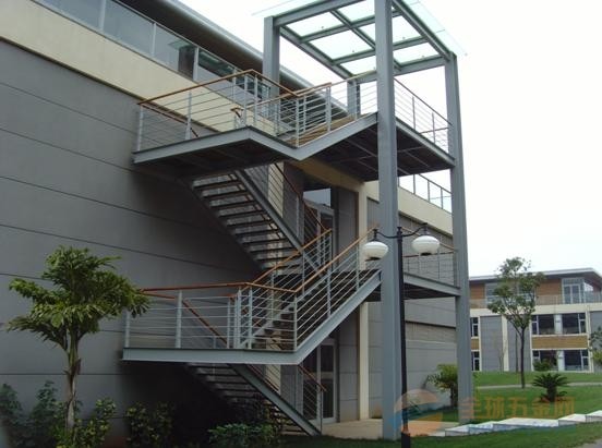 佇立在陽光下的鋼結構平臺