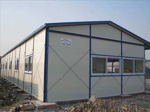 那間石榴樹旁的活動(dòng)房